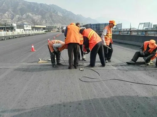 乌拉特中道路桥梁病害治理